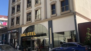 A multi-story building with a prominent "SANLI HOTEL" sign. - Sanli Hotel (Trabzon)
