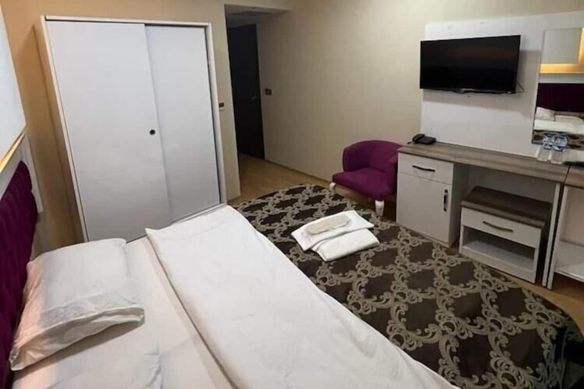 Frigobar, cofres nos quartos, escrivaninha, quartos à prova de som