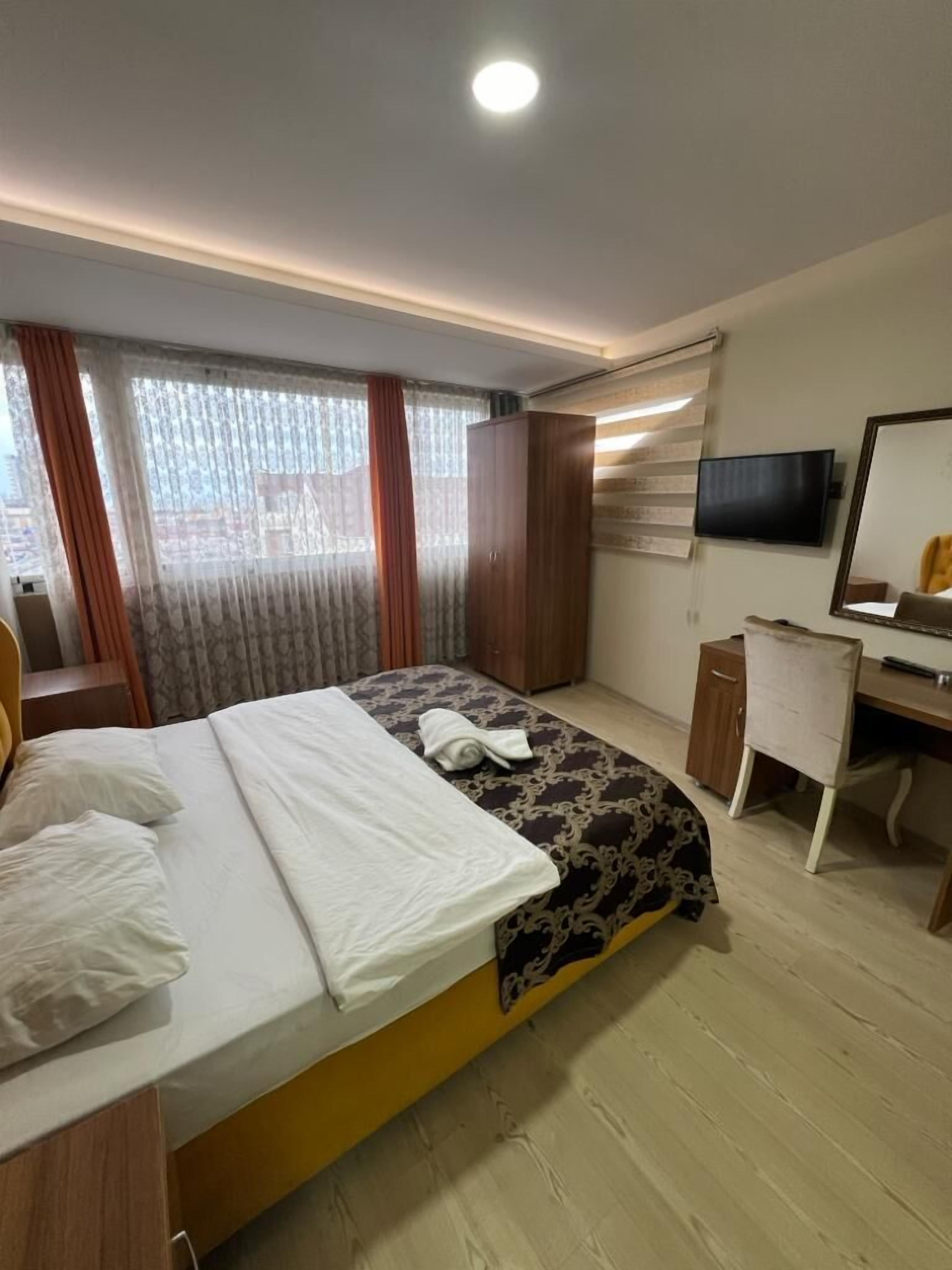 Minibar, caja de seguridad en la habitación y escritorio 