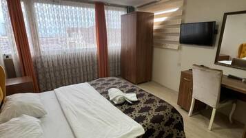 Minibar, caja de seguridad en la habitación y escritorio