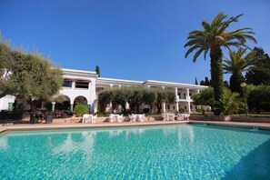 2 buitenzwembaden, parasols bij het zwembad en ligstoelen