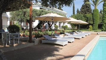 2 Außenpools, Sonnenschirme, Liegestühle