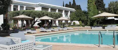 2 piscinas al aire libre, sombrillas, tumbonas