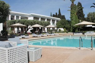 2 piscinas al aire libre, sombrillas, sillones reclinables de piscina