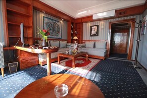 Superior Suite | Living area