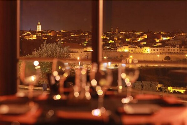 2 restaurants, breakfast, lunch, dinner served; international cuisine