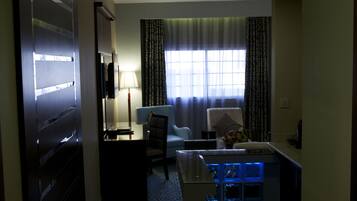 Suite | Wohnzimmer | 32-Zoll-LED-Fernseher mit Satellitenempfang, Fernseher, Kamin