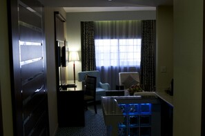 Suite | Wohnzimmer | 32-Zoll-LED-Fernseher mit Satellitenempfang, Fernseher, Kamin