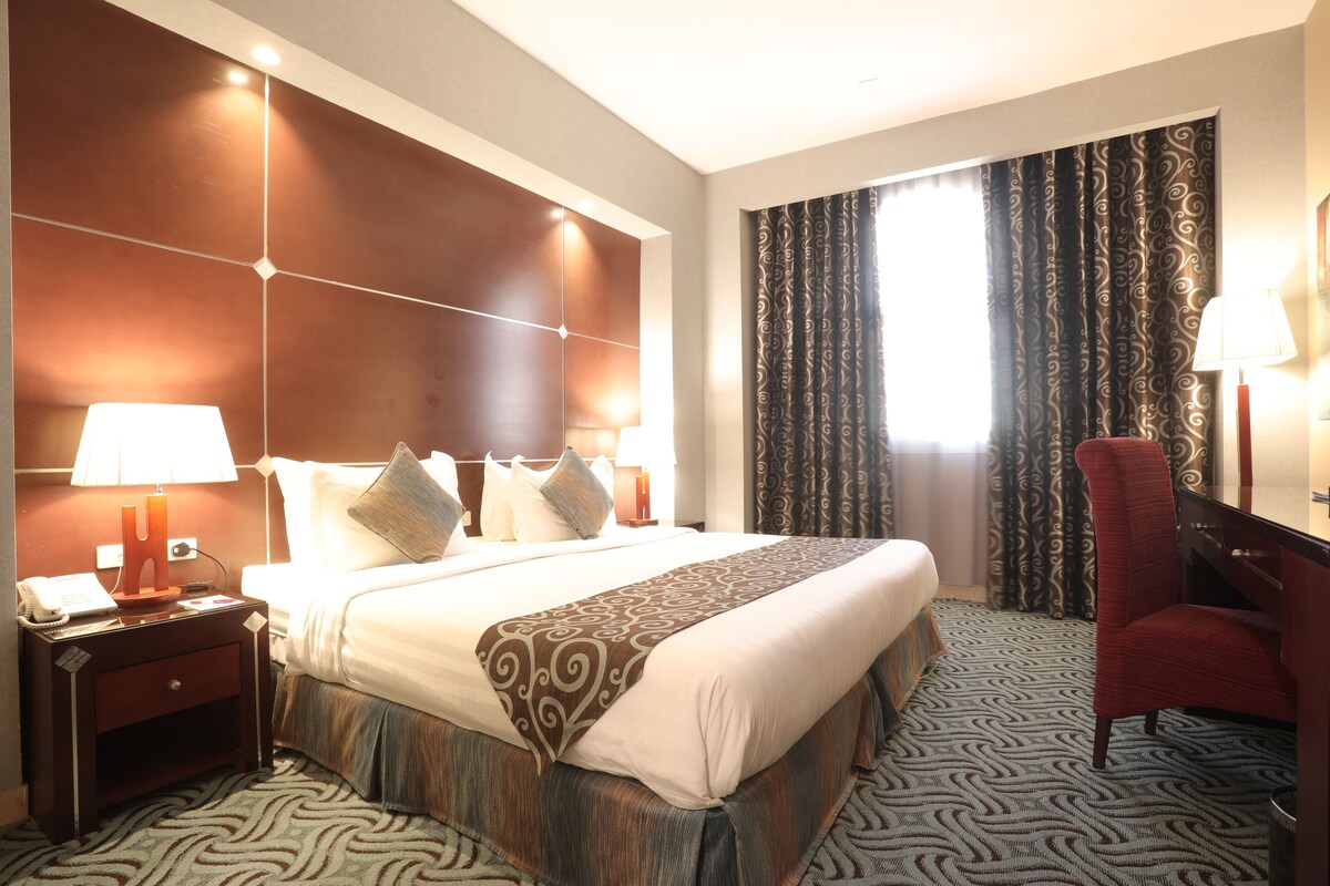 Premium bedding, minibar, in-room safe, desk