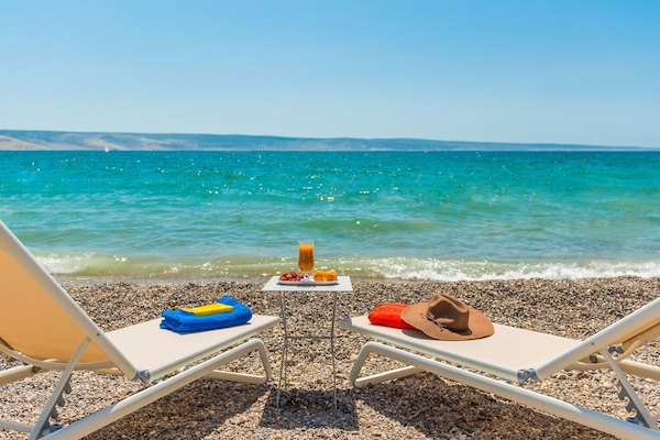 På stranden og sandvolleyball