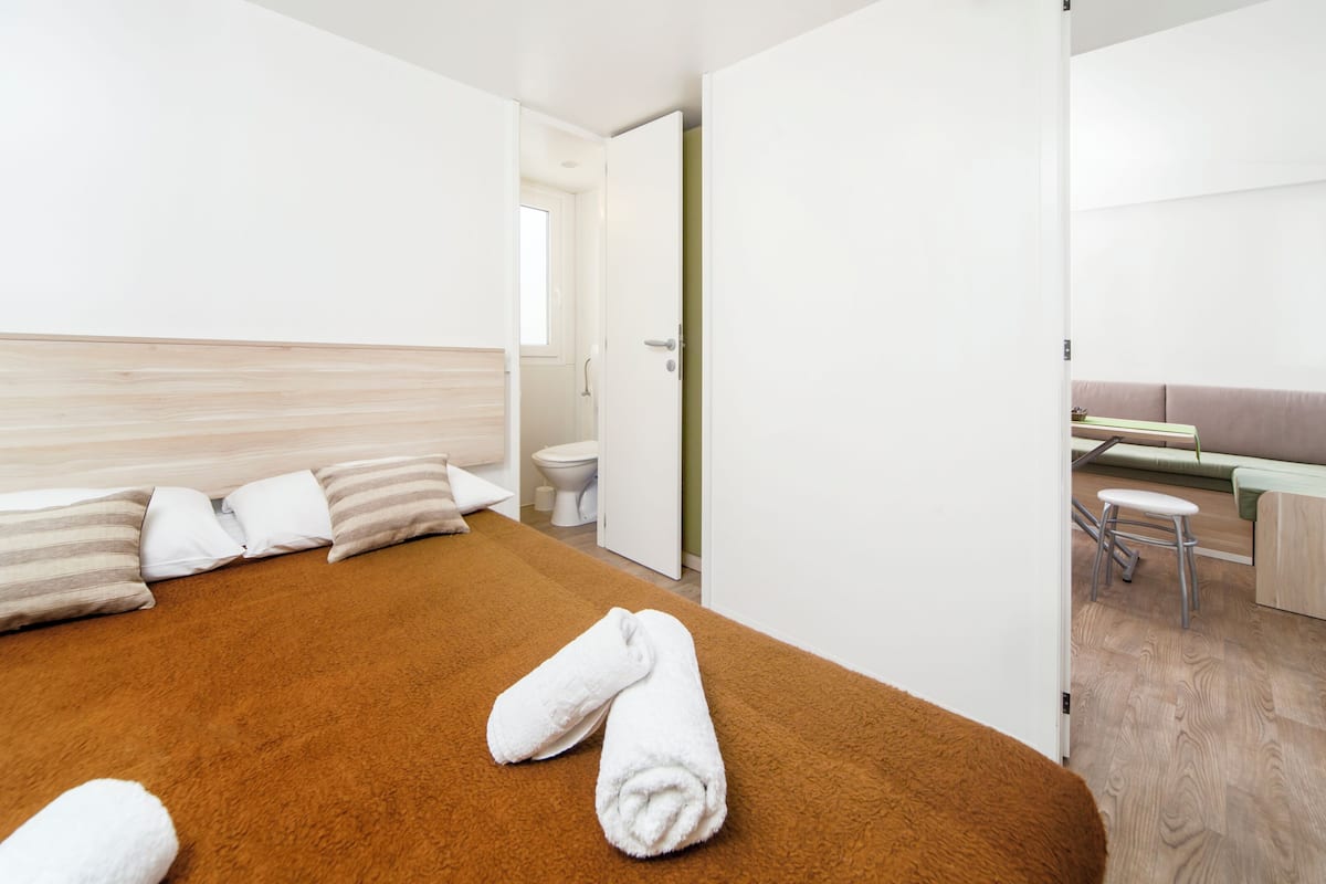 Iron/ironing board, WiFi (free), bed sheets