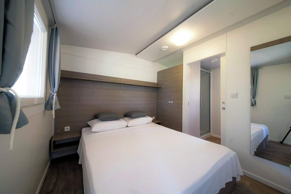 Iron/ironing board, WiFi (free), bed sheets