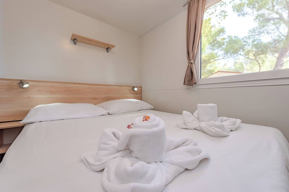 Iron/ironing board, WiFi (free), bed sheets