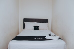 Premium Room, 1 Queen Bed | Desk, free WiFi, bed sheets - DS Residence Siliwangi (Semarang)
