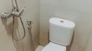 Premium Room, 1 Queen Bed | Bathroom