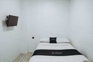 Premium Room, 1 Queen Bed | Desk, free WiFi, bed sheets - DS Residence Siliwangi (Semarang)