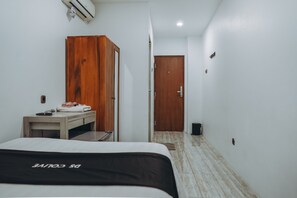 Premium Room, 1 Queen Bed | Desk, free WiFi, bed sheets - DS Residence Siliwangi (Semarang)