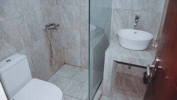 Premium Room, 1 Queen Bed | Bathroom