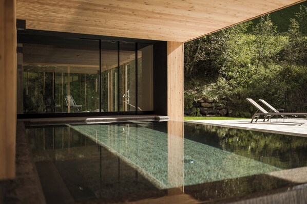 Indoor pool, outdoor pool, open 7:00 AM to 7:00 PM, sun loungers - Naturhotel Rainer (Racines)
