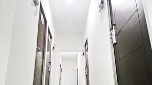 تجهيزات دش، مستلزمات مجانية للعناية الشخصية، مناشف