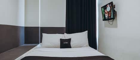 Premium Room, 1 Queen Bed | Desk, soundproofing, free WiFi, bed sheets