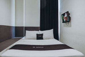 Premium Room, 1 Queen Bed | Desk, soundproofing, free WiFi, bed sheets - DS Residences Peterongan (Semarang)