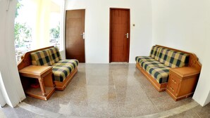 تلفزيون إل إي دي بحجم 24-بوصة يعرض قنوات تلفزيونية باشتراك مدفوع