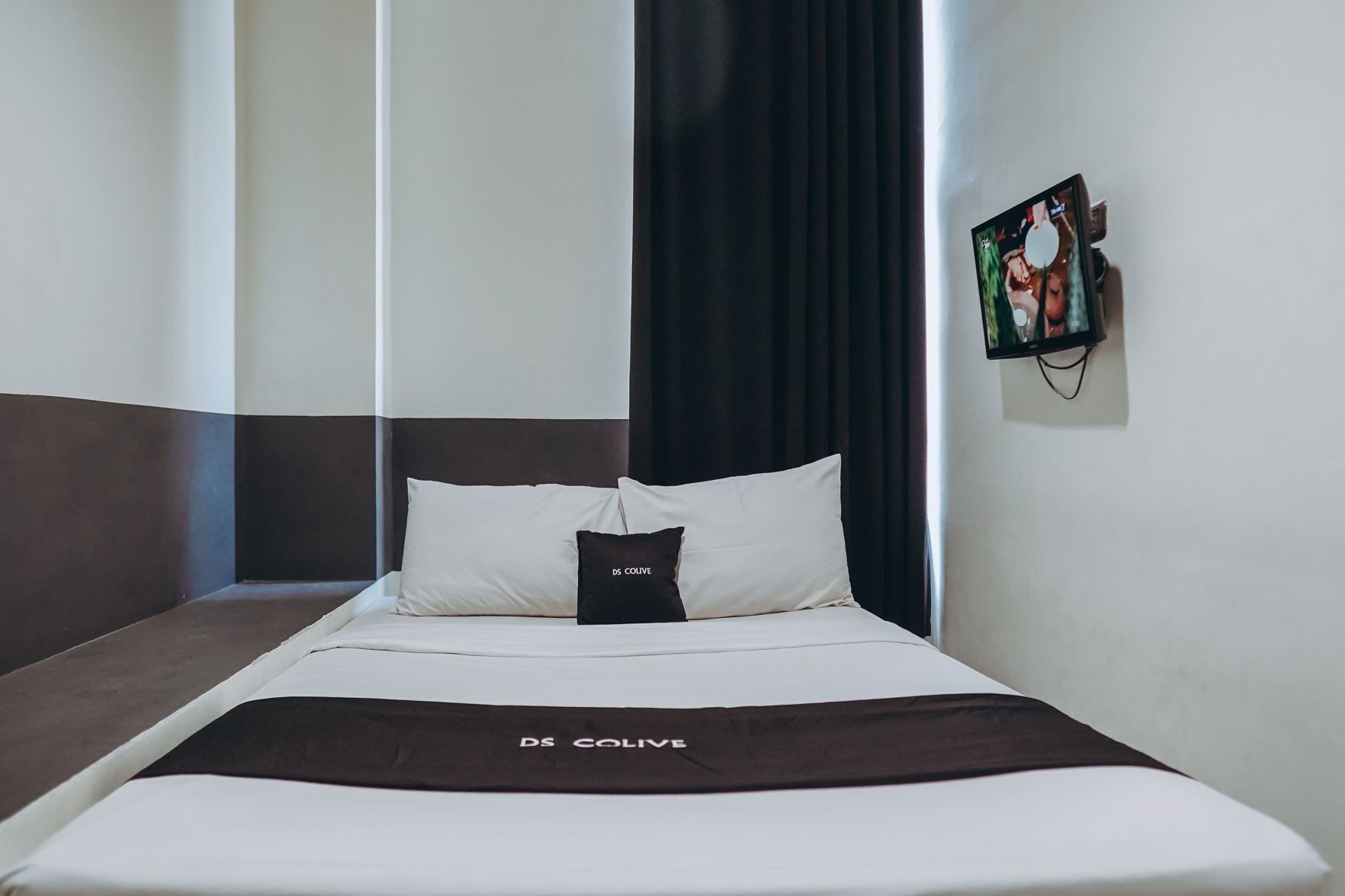 Una scrivania, insonorizzazione, Wi-Fi gratuito, lenzuola