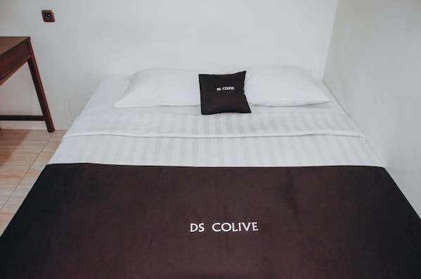 Desk, soundproofing, free WiFi, bed sheets - DS Residences Peterongan (Semarang)