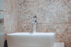 Shower, free toiletries, towels - DS Residences Peterongan (Semarang)