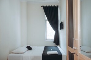 Desk, soundproofing, free WiFi, bed sheets - DS Residences Peterongan (Semarang)