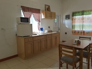 冷蔵庫、電子レンジ、コンロ、電気ポット