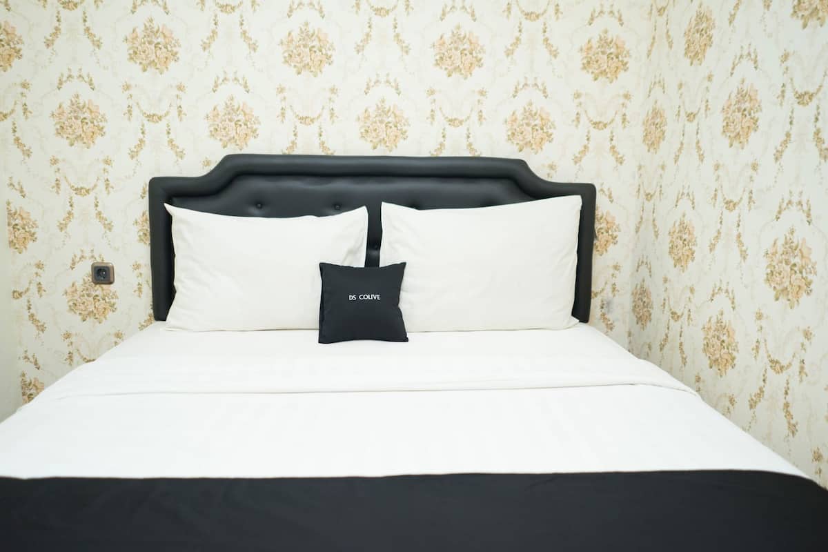 Desk, free WiFi, bed sheets