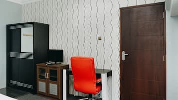 Escritorio, wifi gratis y ropa de cama