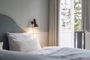 Caja de seguridad en la habitación y escritorio 