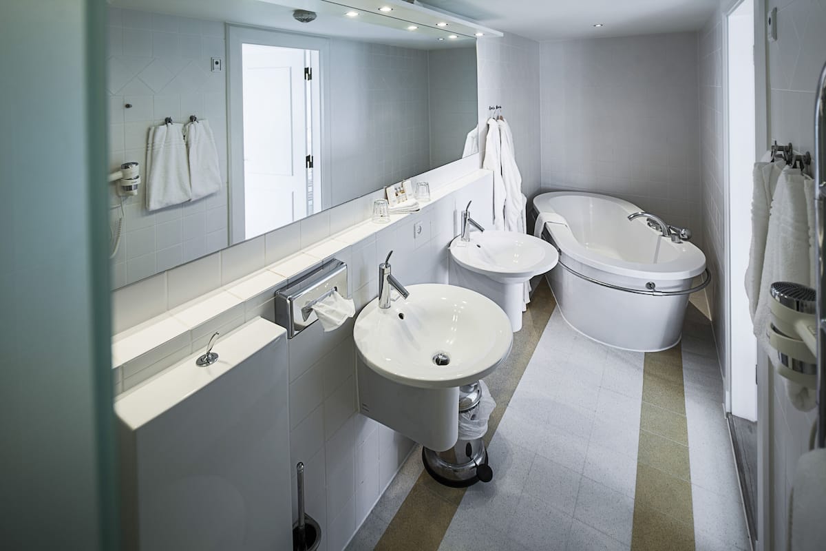 superior-dobbeltværelse i hovedhuset | in-room safe, desk, iron/ironing board, free wifi