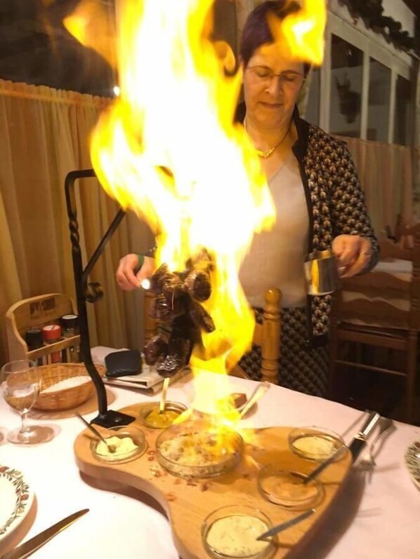 Déjeuner et dîner servis sur place, spécialités Cuisine régionale