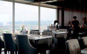 Breakfast, lunch and dinner served - Louis Kienne Hotel Simpang Lima (Semarang)
