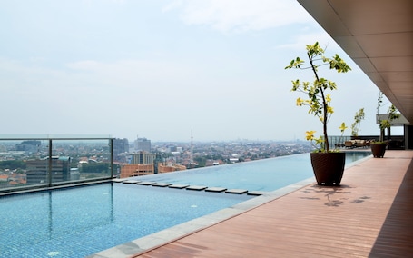 Una piscina al aire libre