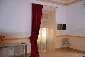 Triple Room | Room amenity - B&B The Queens (Foggia)