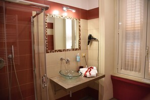 Double Room | Bathroom shower - B&B The Queens (Foggia)