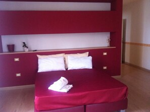 Double Room | Premium bedding, minibar, in-room safe, desk - B&B The Queens (Foggia)