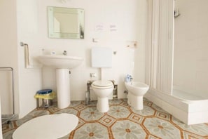 Single Room, Private Bathroom | Bathroom | Combined shower/bathtub, deep-soaking bathtub, free toiletries