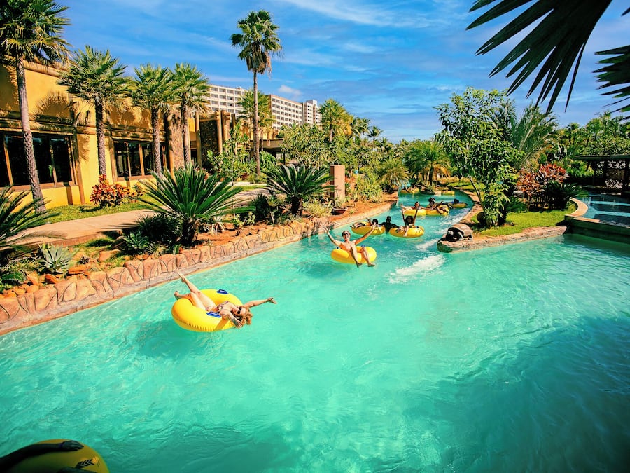 3 piscines extérieures, cabanons gratuits, parasols de plage
