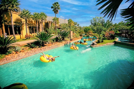 3 piscinas al aire libre, cabañas de piscina gratuitas, sombrillas. Hot Beach Raízes