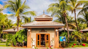Couples treatment room(s), sauna, hot tub, steam room