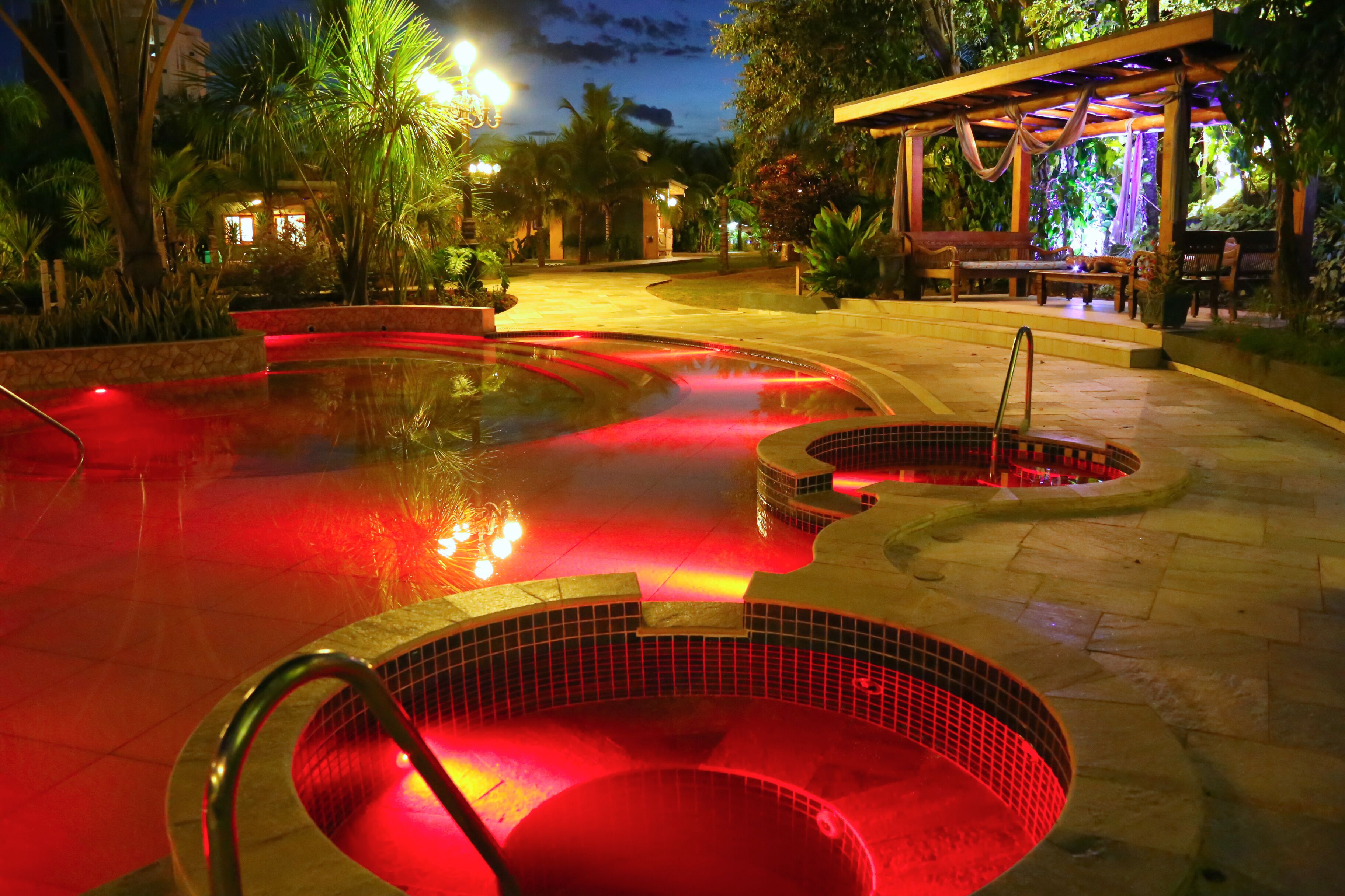 3 piscinas externas, barracas de cortesia, guarda-sóis