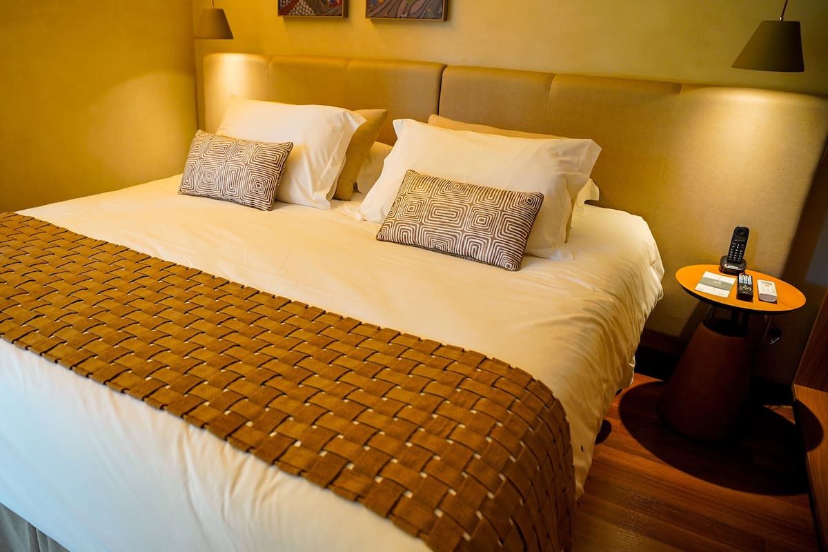 Luxe beddengoed, een minibar, een kluis op de kamer, een laptopwerkplek