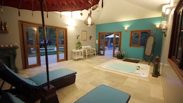 Salas para tratamentos a dois, sauna seca, banheira de hidromassagem