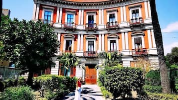 Vista frontal de la propiedad